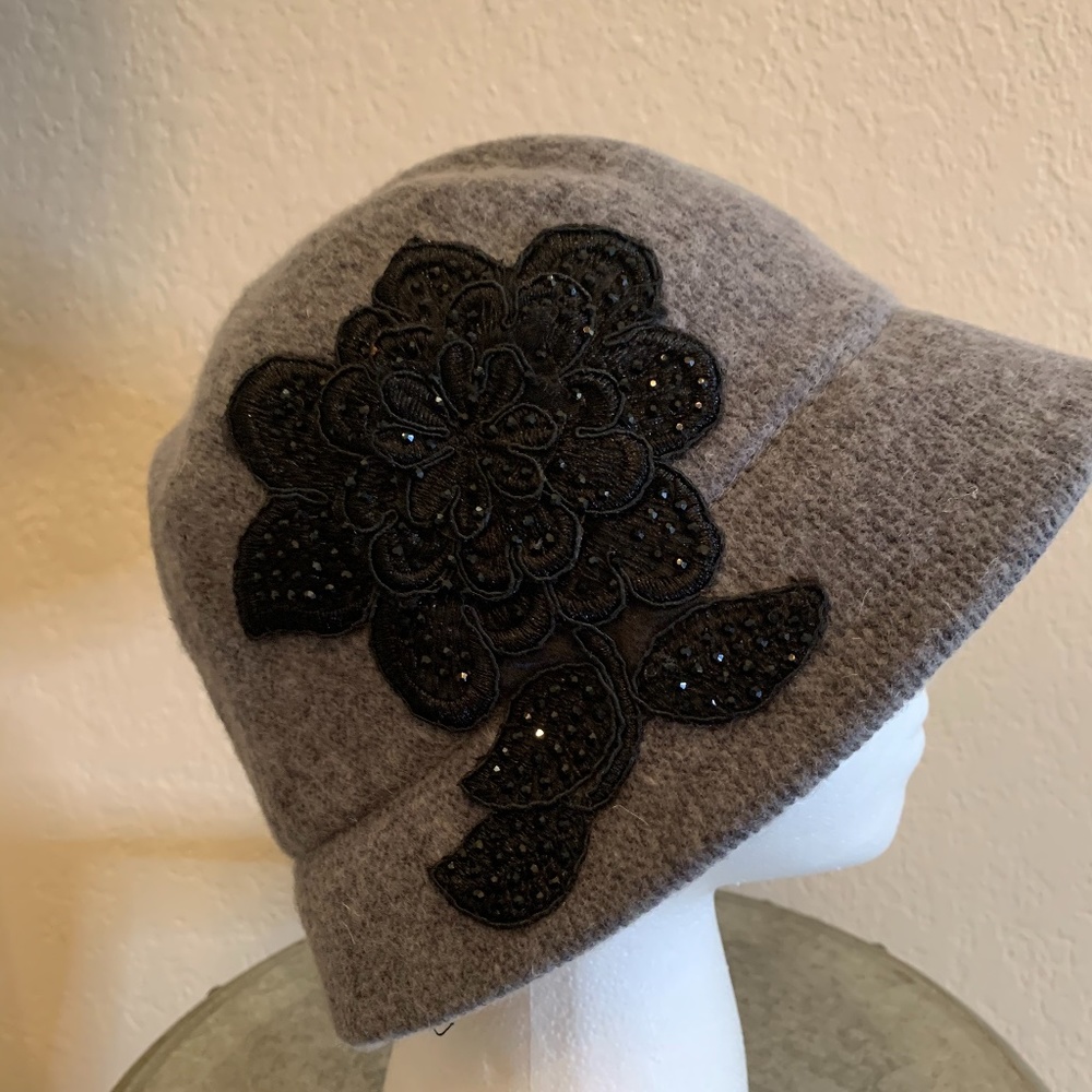 AUGUST HAT COMPANY Applique Cloche Hat Grey